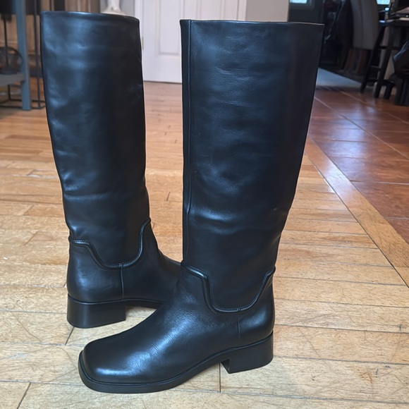 Gorgeous VINCE leather boots. - Picture 5 of 9